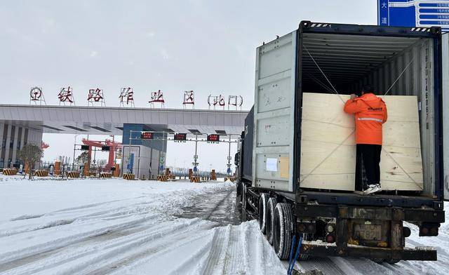 風(fēng)雪映擔(dān)當(dāng)！鄭州陸港頂風(fēng)冒雪保國(guó)際物流通道暢通