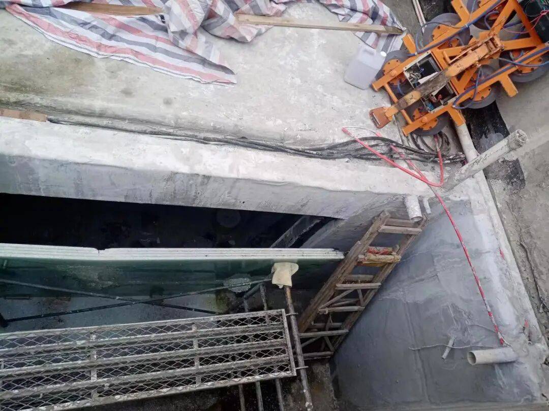 裝修工安裝1500斤玻璃時被壓身亡，多方回應→