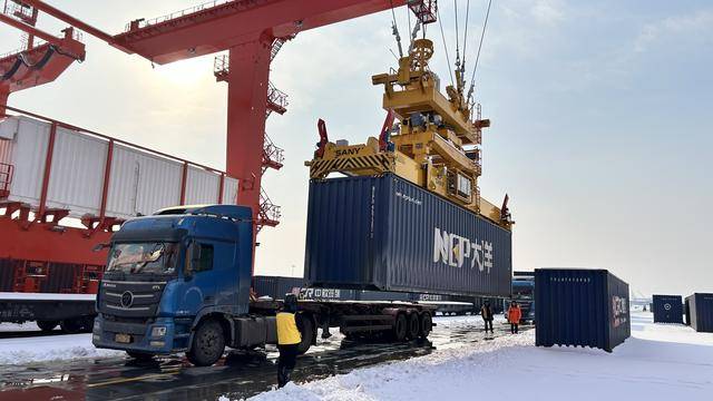 風(fēng)雪映擔(dān)當(dāng)！鄭州陸港頂風(fēng)冒雪保國(guó)際物流通道暢通