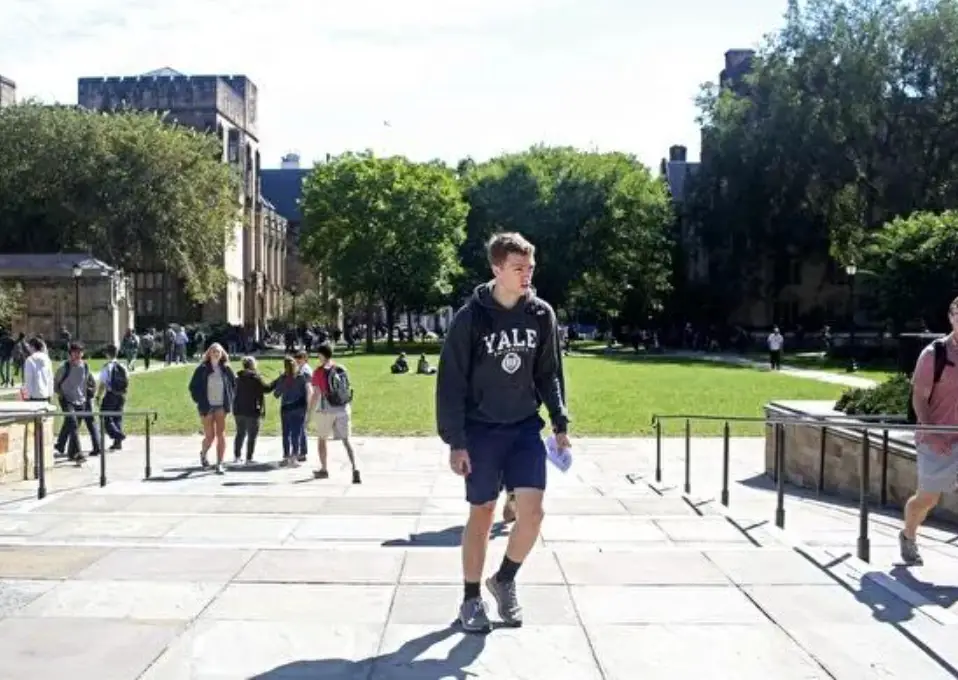 科技巨頭開始“只招高中生”，大學(xué)被濃縮成“4個(gè)月”