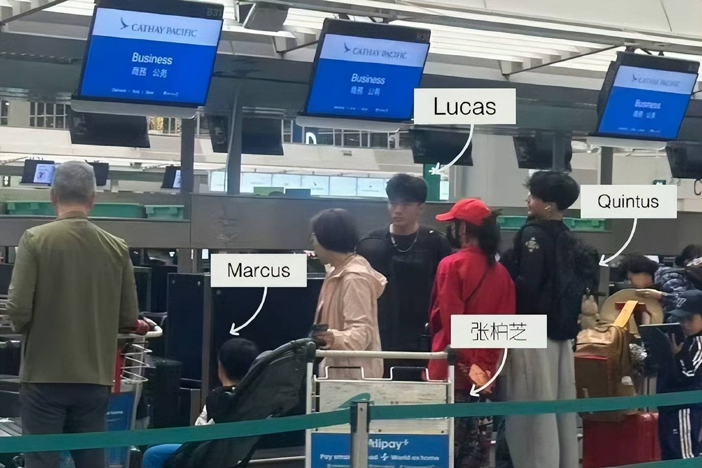 原創(chuàng)張柏芝和三個兒子現(xiàn)身機場，18歲大兒子疑似去澳洲讀大學(xué)