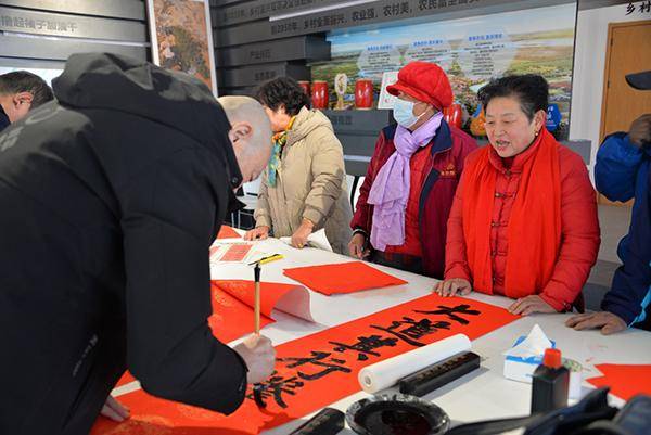 青島市即墨區(qū)龍泉街道：文藝賦美蓮花田園 萬福迎春書法惠民