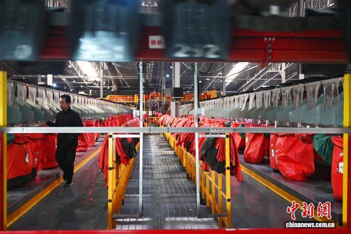 甘肅蘭州迎來春節(jié)快遞分揀高峰