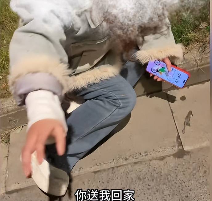 原創(chuàng)出租車不坐不讓報警，非得坐陌生女性電動車回家，人在外一定要收起善良