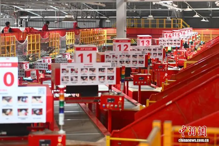 甘肅蘭州迎來春節(jié)快遞分揀高峰