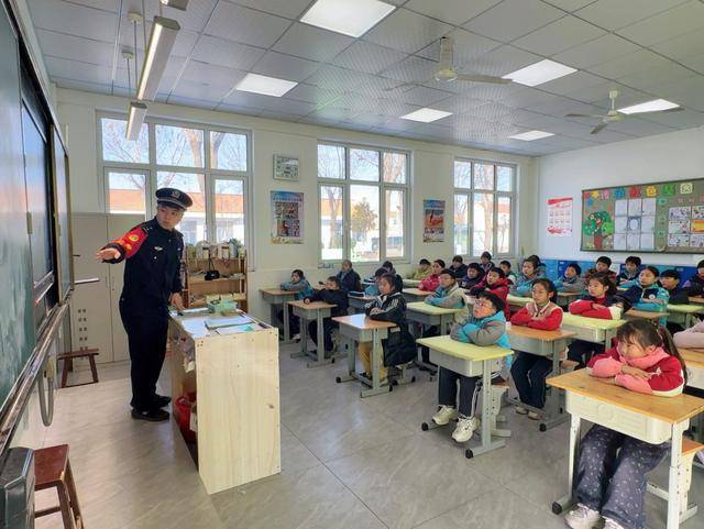 安全知識(shí)潤(rùn)童心，青島機(jī)場(chǎng)站派出所走進(jìn)小學(xué)開(kāi)展宣講課堂