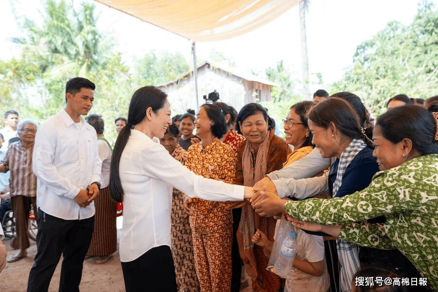 國王國母盛贊第一夫人碧占莫妮是杰出女性典范