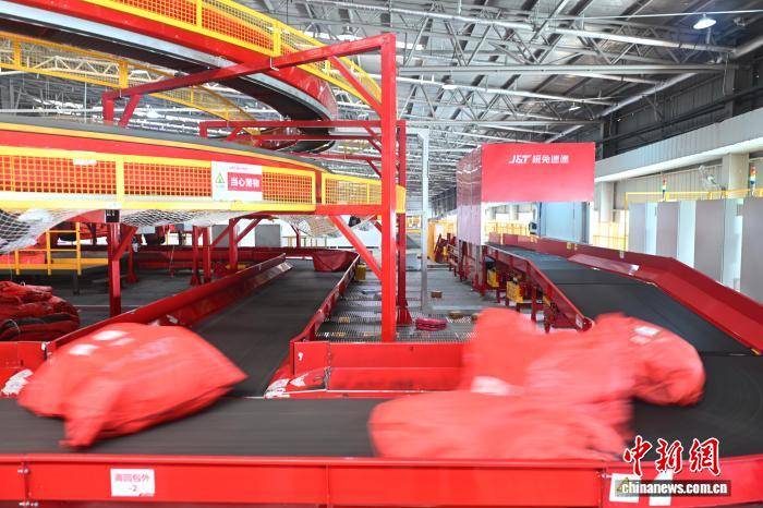 甘肅蘭州迎來春節(jié)快遞分揀高峰