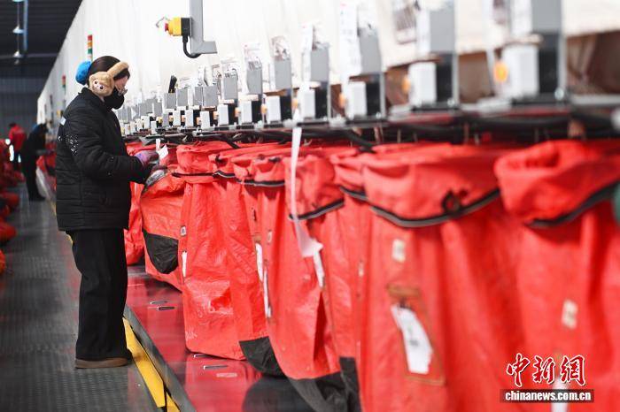 甘肅蘭州迎來春節(jié)快遞分揀高峰