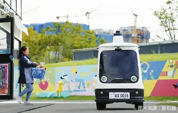 今年春節(jié)無人車接力快遞小哥“站崗”