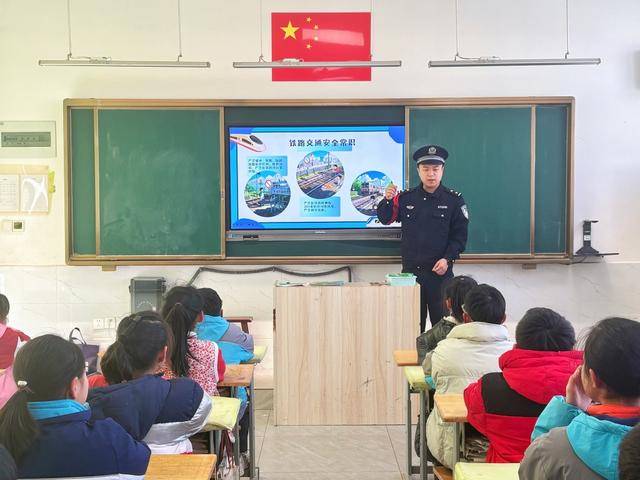 安全知識(shí)潤(rùn)童心，青島機(jī)場(chǎng)站派出所走進(jìn)小學(xué)開(kāi)展宣講課堂