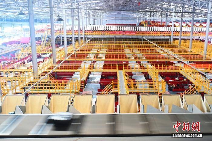 甘肅蘭州迎來春節(jié)快遞分揀高峰