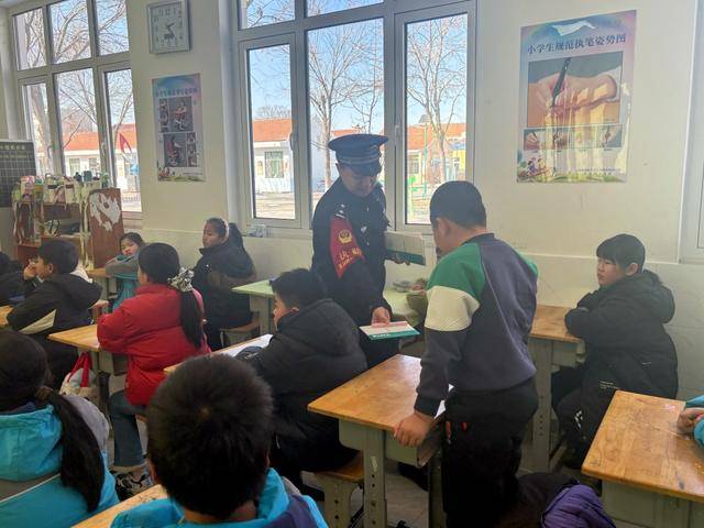 安全知識(shí)潤(rùn)童心，青島機(jī)場(chǎng)站派出所走進(jìn)小學(xué)開(kāi)展宣講課堂