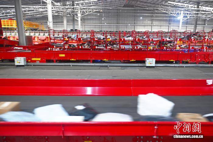 甘肅蘭州迎來春節(jié)快遞分揀高峰