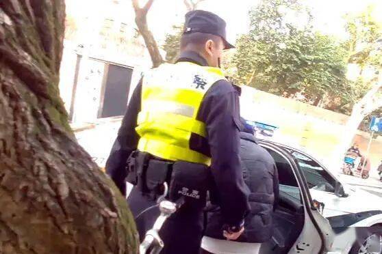 “我論文第一次也沒過” 民警一席話讓跪著的女孩解開了心結(jié)