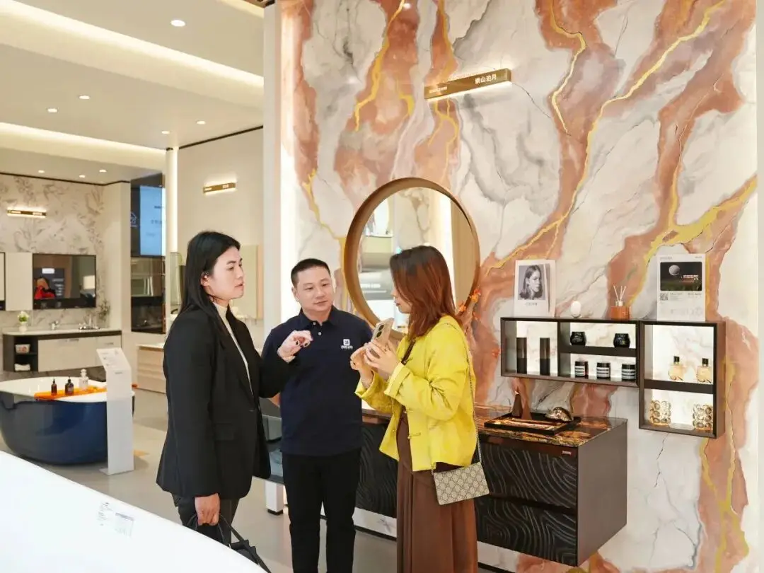 浪鯨衛(wèi)浴董事長(zhǎng)霍成基走訪終端門店 推動(dòng)門店高質(zhì)量發(fā)展