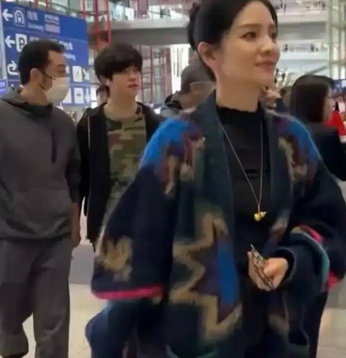 原創(chuàng)胡可14歲兒子曬留學(xué)生活，住60平套房有兩面墻衣柜，吃火雞面解饞