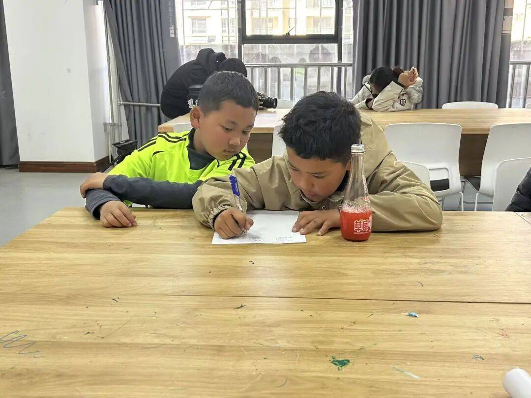 西藏拉薩市圖書館舉辦親子手工主題活動(dòng)