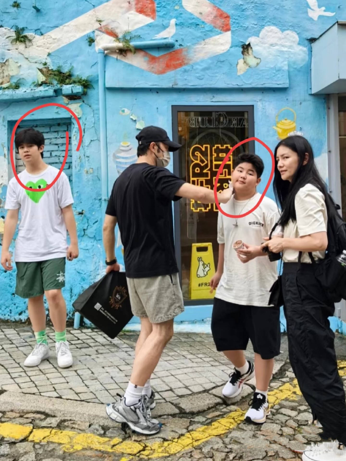 原創(chuàng)胡可14歲兒子曬留學(xué)生活，住60平套房有兩面墻衣柜，吃火雞面解饞