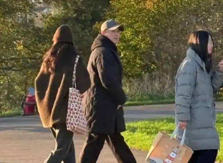 原創(chuàng)胡可14歲兒子曬留學(xué)生活，住60平套房有兩面墻衣柜，吃火雞面解饞