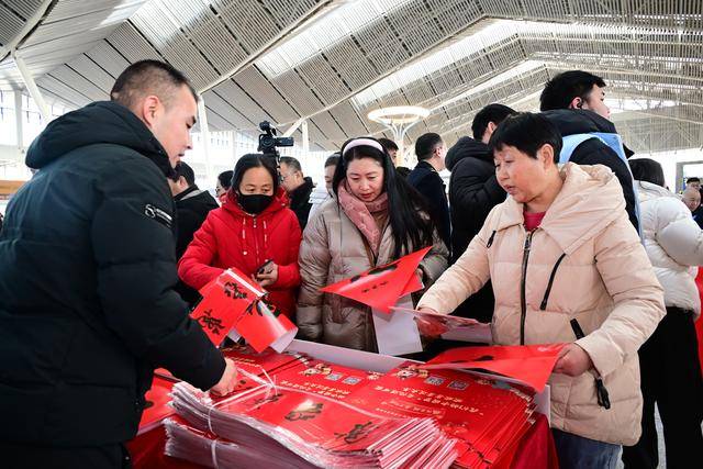 北京朝陽(yáng)站書法家現(xiàn)場(chǎng)“送?！保槁每蜏嘏瘹w途