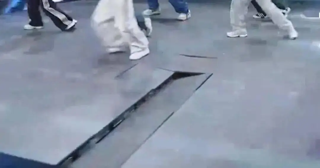 新人男團(tuán)直播表演中舞臺(tái)地板坍塌，險(xiǎn)釀重大事故