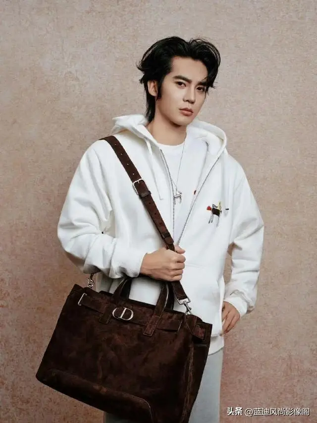 原創(chuàng)于適這 Dior 小馬刺繡，把馬年的松弛貴氣穿成了專屬答案