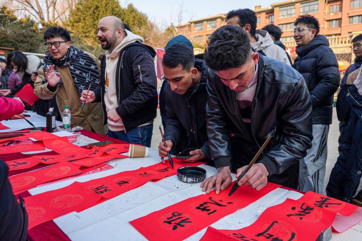 原創(chuàng)泰安市岱岳區(qū)：外籍留學(xué)生在粥香中讀懂中國年味
