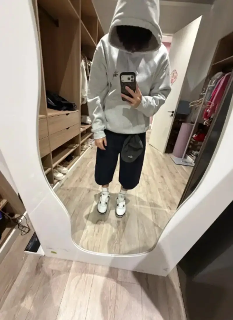 原創(chuàng)胡可14歲兒子曬留學(xué)生活，住60平套房有兩面墻衣柜，吃火雞面解饞