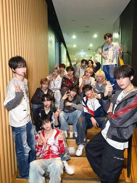 新人男團(tuán)直播表演中舞臺(tái)地板坍塌，險(xiǎn)釀重大事故