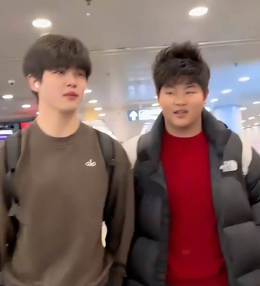 原創(chuàng)胡可14歲兒子曬留學(xué)生活，住60平套房有兩面墻衣柜，吃火雞面解饞