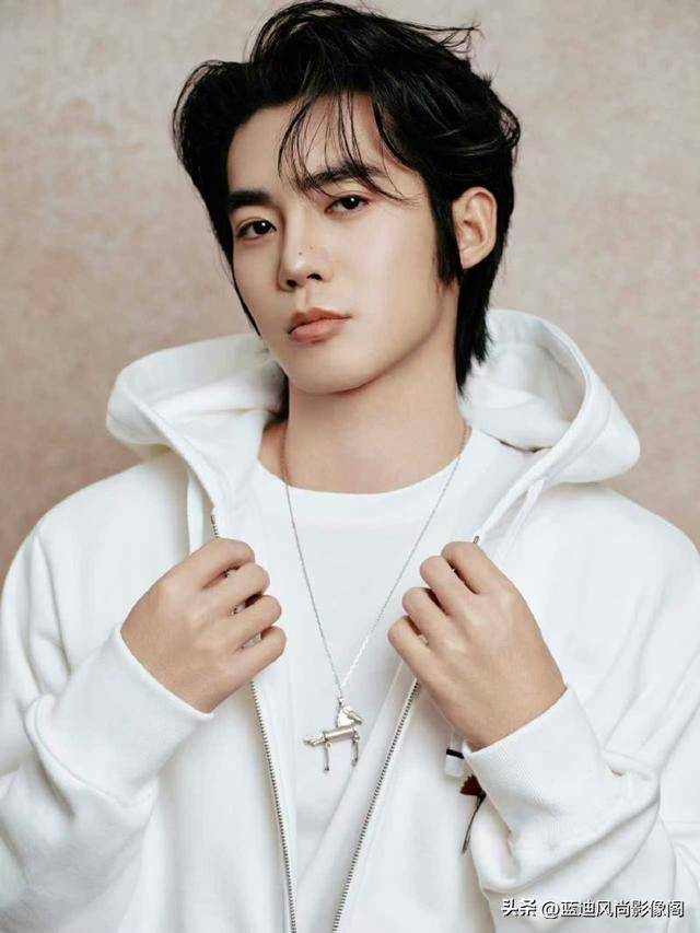 原創(chuàng)于適這 Dior 小馬刺繡，把馬年的松弛貴氣穿成了專屬答案