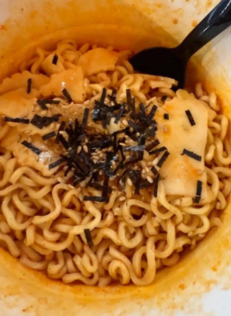 原創(chuàng)胡可14歲兒子曬留學(xué)生活，住60平套房有兩面墻衣柜，吃火雞面解饞