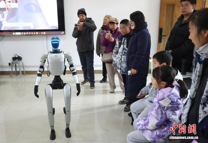 民眾走進(jìn)南京航空航天大學(xué)體驗(yàn)夢想與科技交匯之旅
