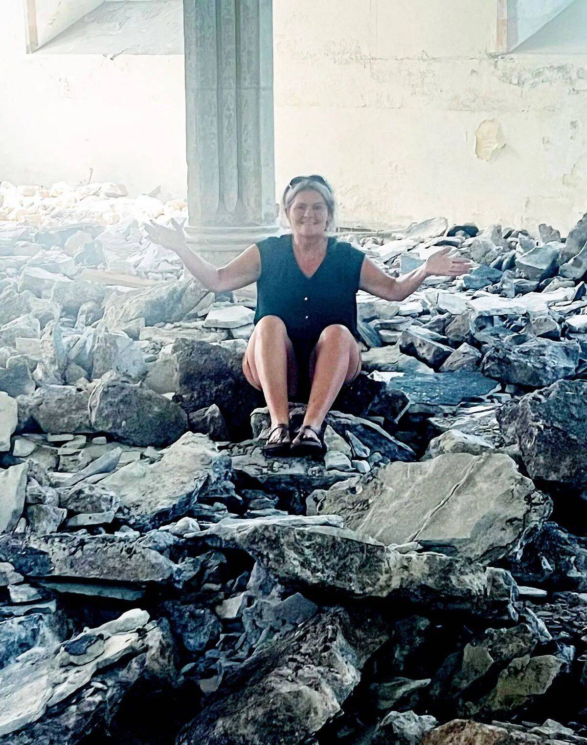 原創(chuàng)夫妻買下房產(chǎn)裝修，掀開地板竟發(fā)現(xiàn)83具遺體