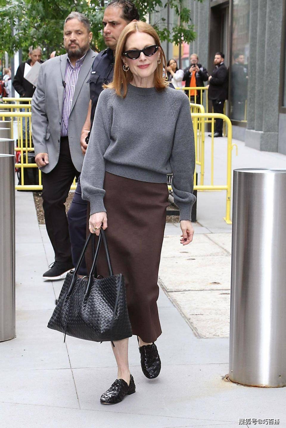 原創(chuàng)50+女性冬季穿搭別跟風(fēng)！簡(jiǎn)單基礎(chǔ)永遠(yuǎn)是王道，穿得太花會(huì)變土