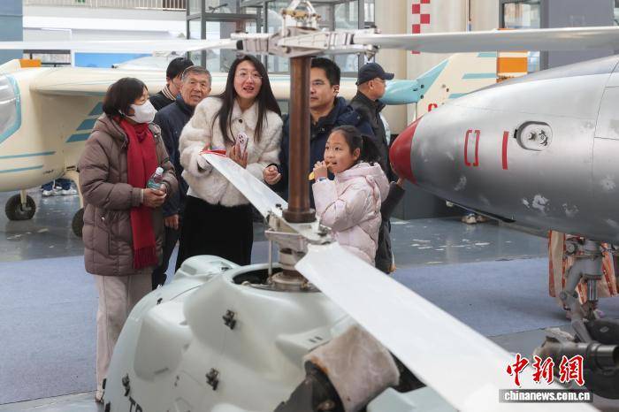 民眾走進(jìn)南京航空航天大學(xué)體驗(yàn)夢想與科技交匯之旅