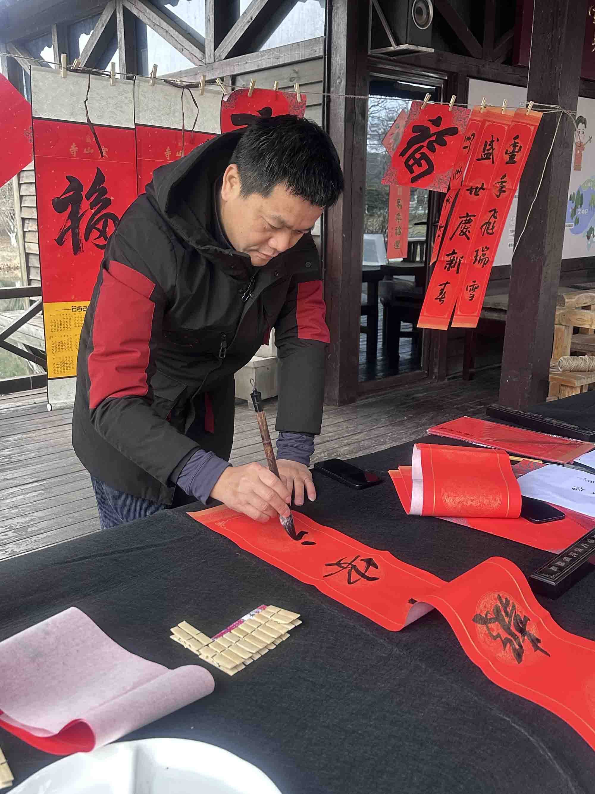 金馬奔騰迎新春——著名青年書法家黃瀚先生攜同道揮毫寫春聯(lián)