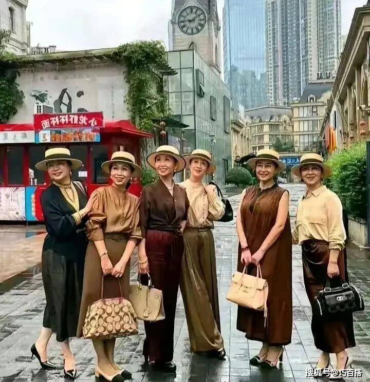 原創(chuàng)50+女性冬季穿搭別跟風(fēng)！簡(jiǎn)單基礎(chǔ)永遠(yuǎn)是王道，穿得太花會(huì)變土