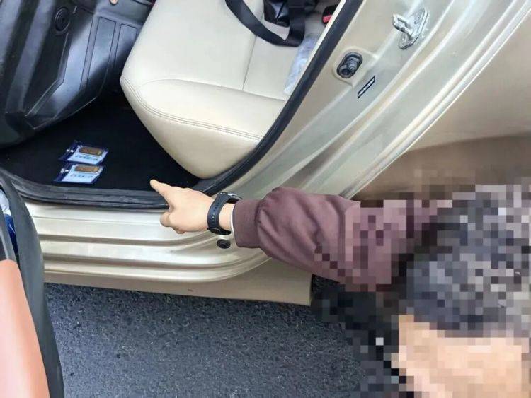 民警當街攔停汽車！腳墊下驚現(xiàn)兩根金條......
