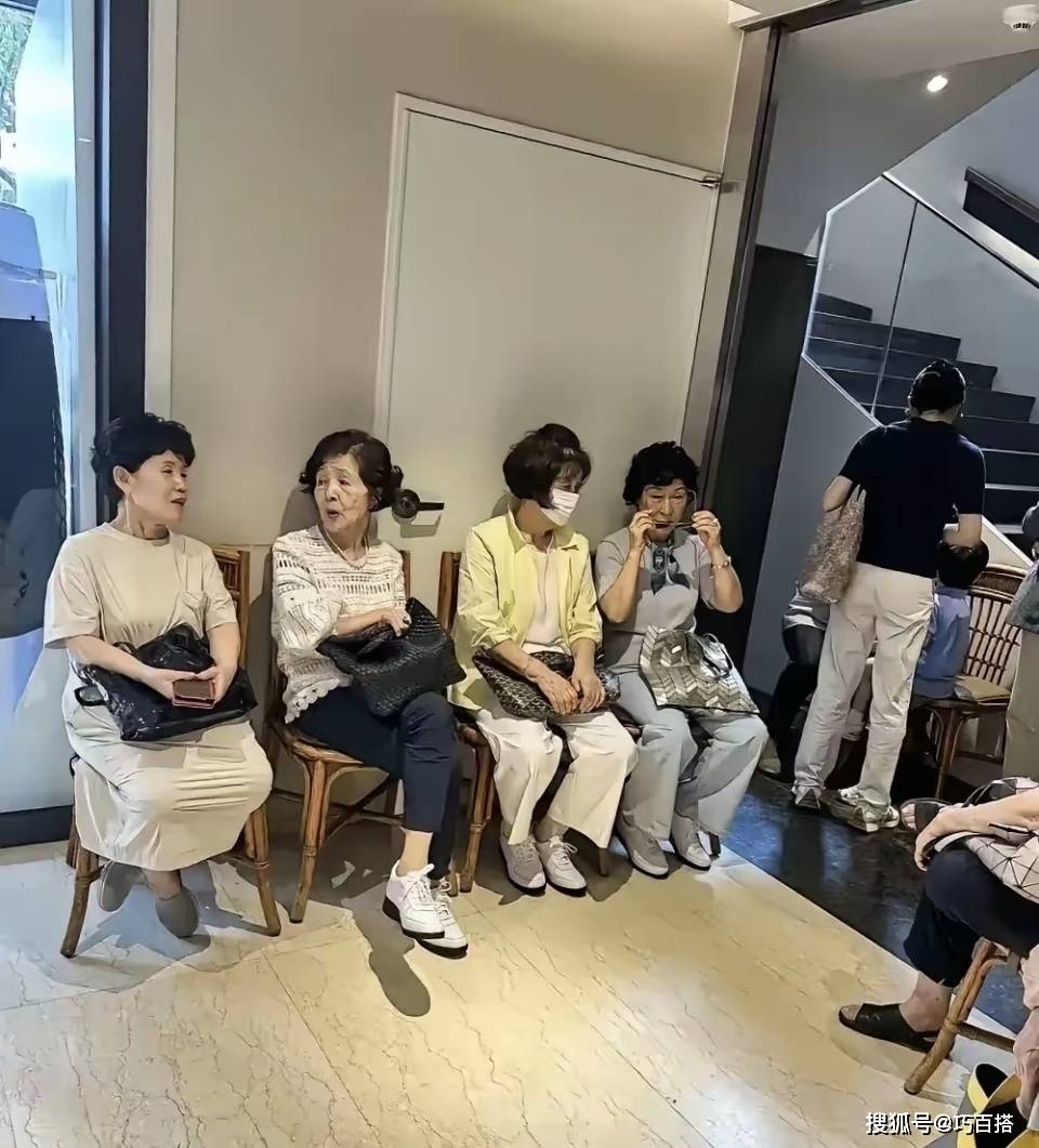 原創(chuàng)50+女性冬季穿搭別跟風(fēng)！簡(jiǎn)單基礎(chǔ)永遠(yuǎn)是王道，穿得太花會(huì)變土