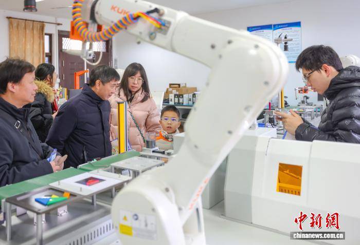 民眾走進(jìn)南京航空航天大學(xué)體驗(yàn)夢想與科技交匯之旅