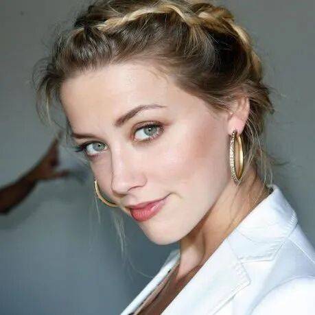 Amber Heard 亮相圣丹斯電影節(jié)，透露自己永遠(yuǎn)是受害者，被美國(guó)法律污蔑！
