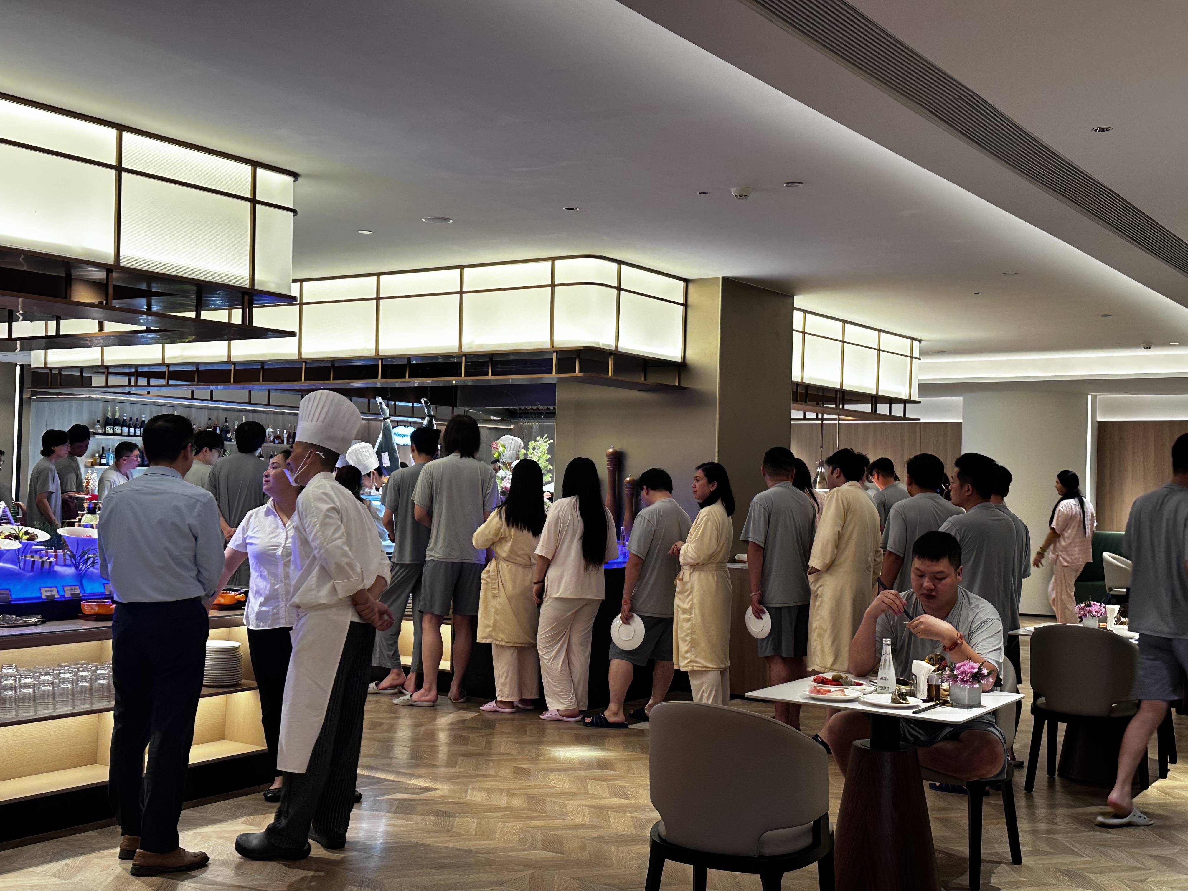 一年花費(fèi)上萬(wàn)、放假擠到躺地板，年輕人迷上“澡堂子”，沈陽(yáng)高端商場(chǎng)爆改成洗浴中心