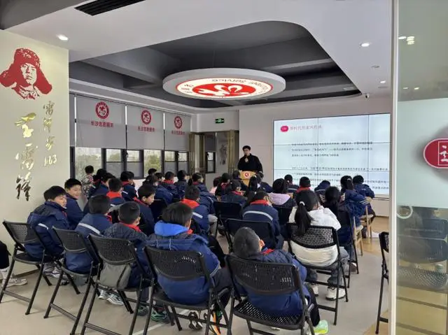 鵝秀小學(xué)開(kāi)展志愿服務(wù)與紅色教育活動(dòng)