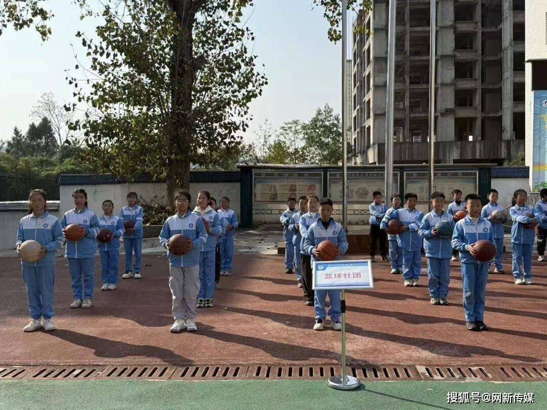 巴中市小學(xué)美育骨干教師專項(xiàng)培訓(xùn)班走進(jìn)清江小學(xué)