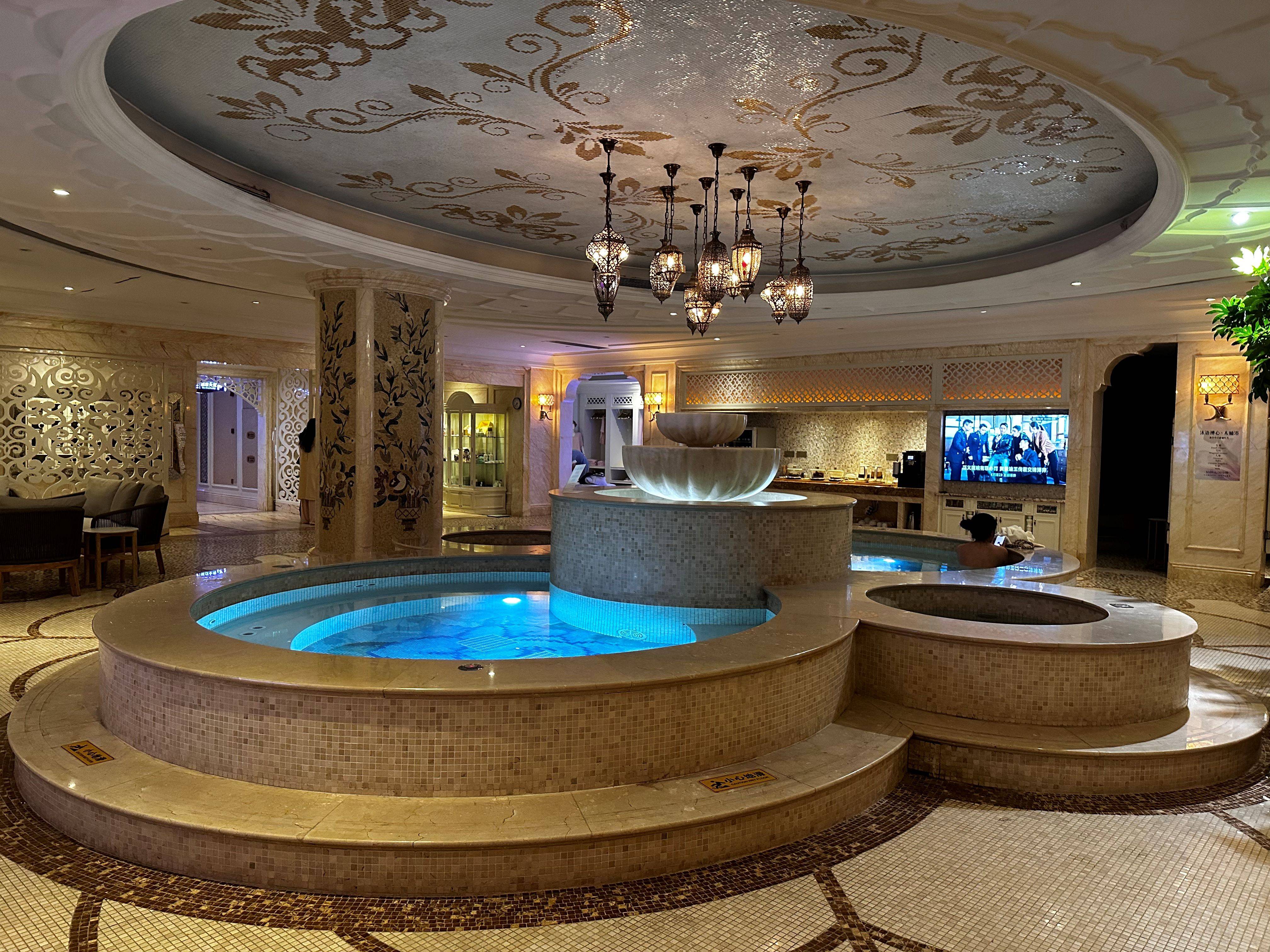 一年花費(fèi)上萬(wàn)、放假擠到躺地板，年輕人迷上“澡堂子”，沈陽(yáng)高端商場(chǎng)爆改成洗浴中心