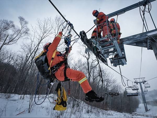哈爾濱消防救援機動支隊護航亞布力冰雪旅游季