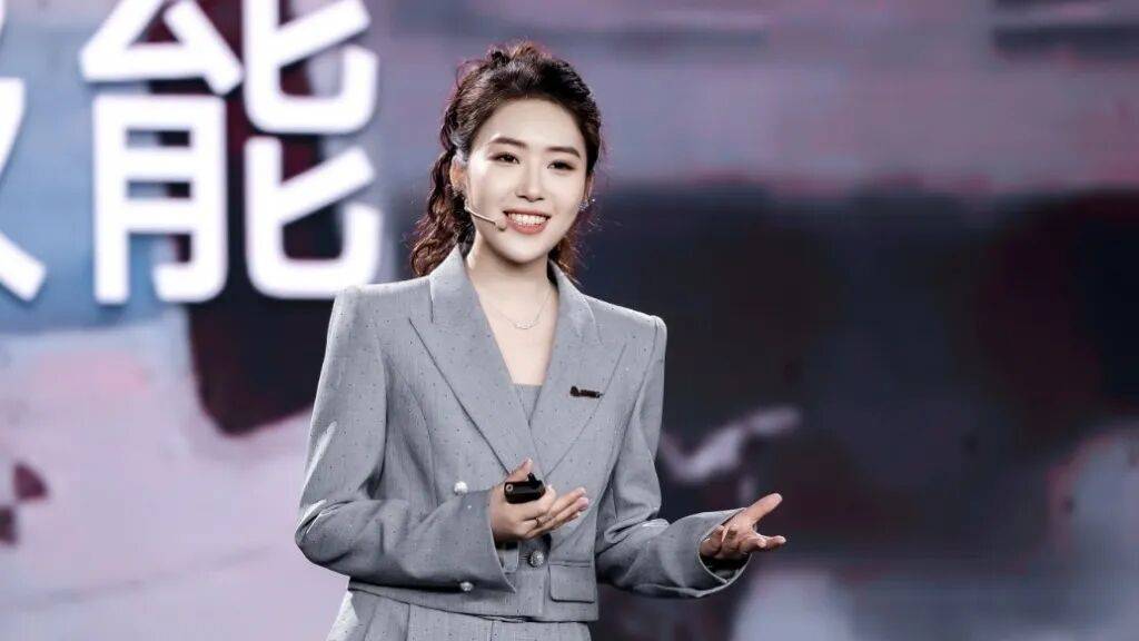 300萬元“太空船票”牽出學歷風波，太空旅游公司90后美女創(chuàng)始人回應