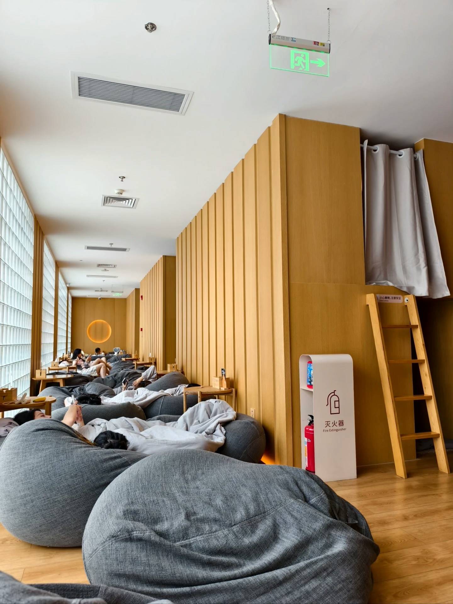 一年花費(fèi)上萬(wàn)、放假擠到躺地板，年輕人迷上“澡堂子”，沈陽(yáng)高端商場(chǎng)爆改成洗浴中心